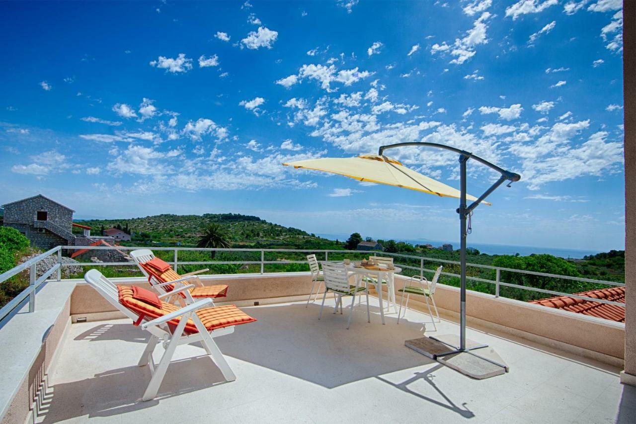 Betini Apartments - Authentic Island Escape Komiza Exterior photo