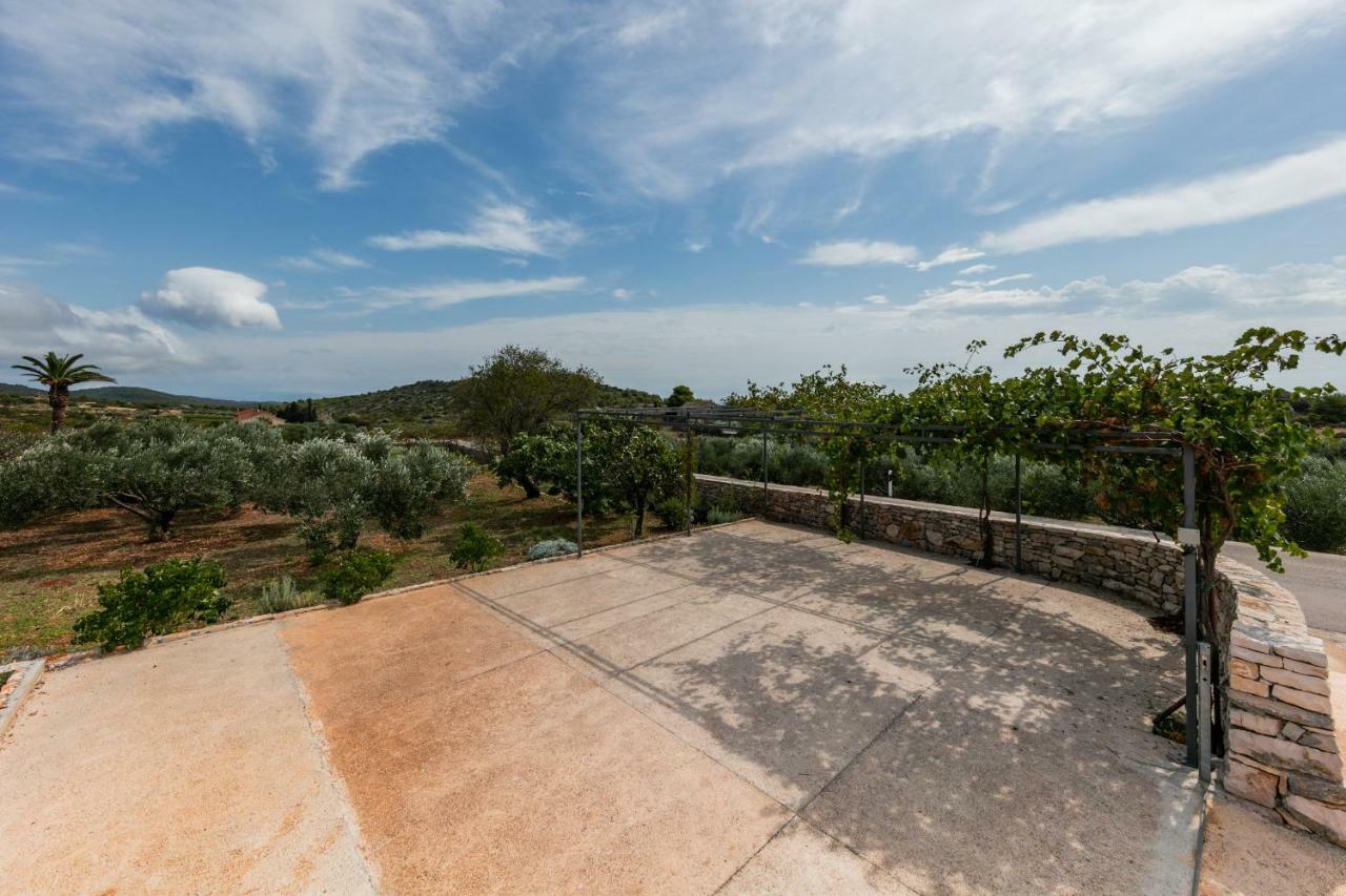 Betini Apartments - Authentic Island Escape Komiza Exterior photo